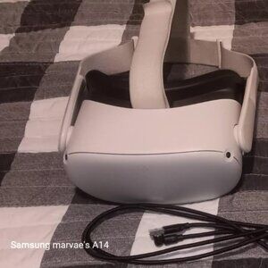 Quest2 150GB headset with changing station and rechargeable battery controller